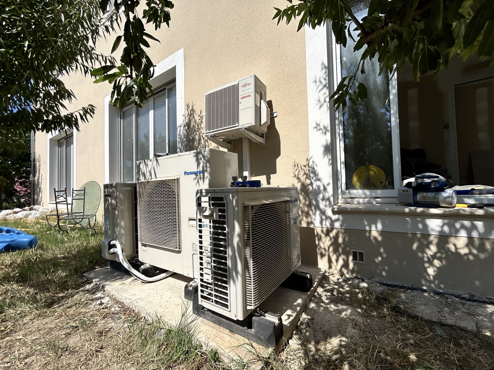 Installation multi-split Panasonic et Fujitsu Atlantic sur socle dans un jardin