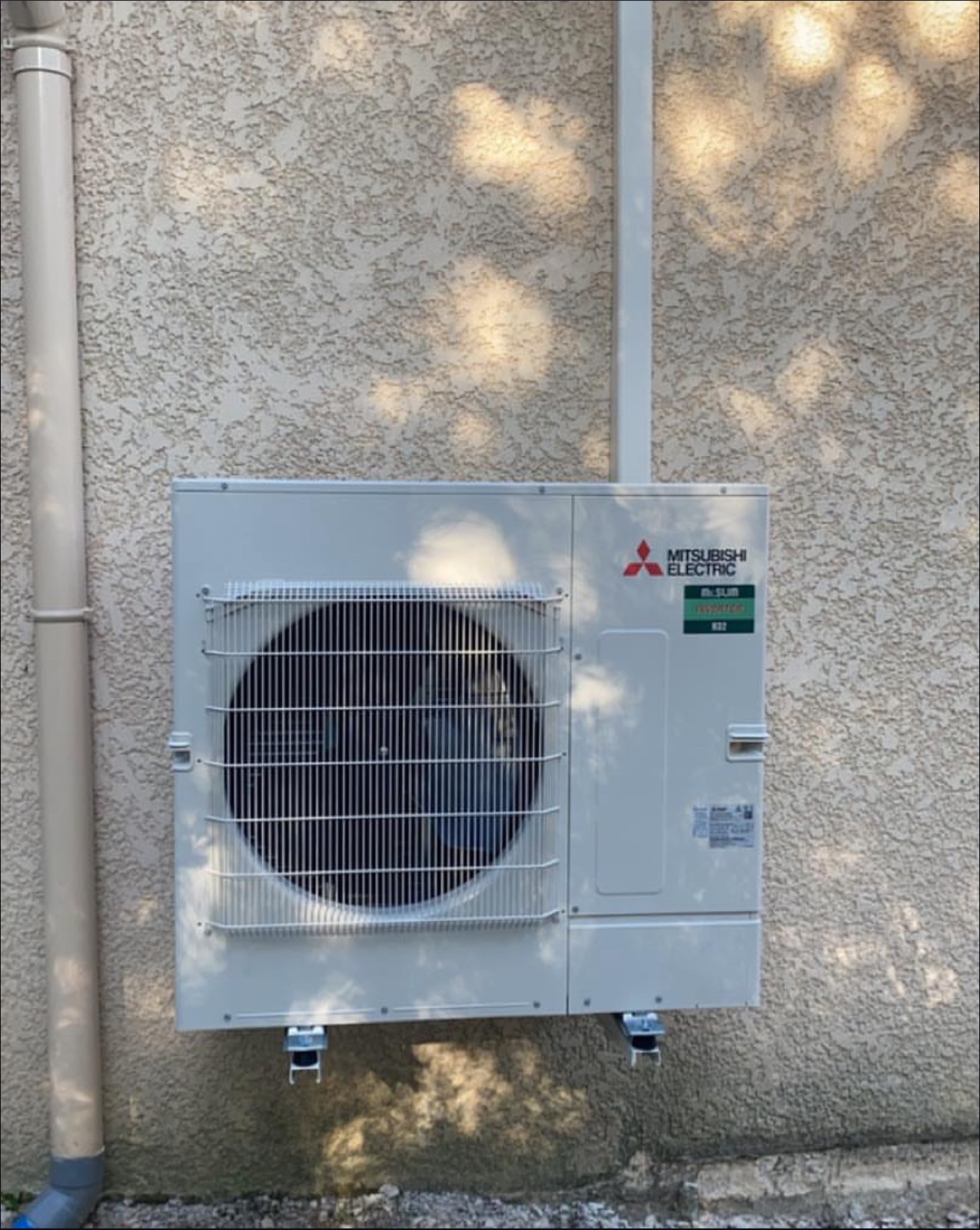 Groupe extérieur Mitsubishi Electric Mr. Slim installé en façade